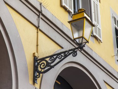 Güzel, Fransa, 10 Ekim 2019. Provence bölgesinin tipik mimarisi. Eski şehirdeki binanın ön cephesinin bir parçası. Binada güzel bir sokak lambası