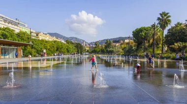 Güzel, Fransa, 9 Ekim 2019. Resimli Park Paillon Gezinti Alanı. Dans eden bir çeşme sokağı süslüyor. Çocuklar suyla oynuyor..