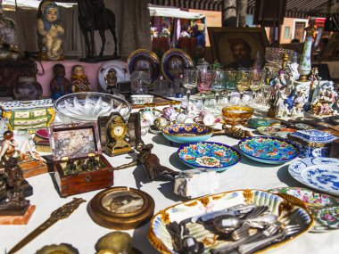 Güzel, Fransa, 14 Ekim 2019. Geleneksel bit pazarının tezgahında antika aletler ve çatal bıçaklar