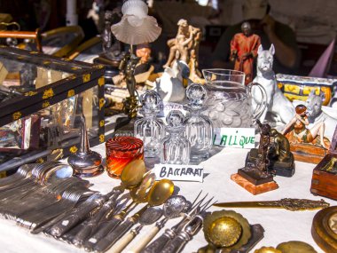 Güzel, Fransa, 14 Ekim 2019. Geleneksel bit pazarının tezgahında antika aletler ve çatal bıçaklar