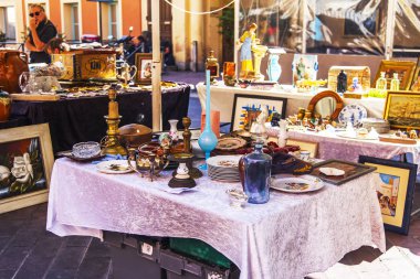 Güzel, Fransa, 14 Ekim 2019. Geleneksel bit pazarının tezgahında çeşitli antika eşyalar var..