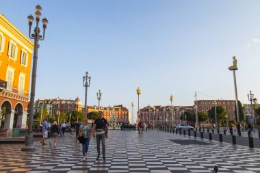 Güzel, Fransa, 9 Ekim 2019. Şehrin merkez meydanı Place Massena 'nın mimari topluluğunun bir parçası. Fontaine du Soleil ve Apollo 'nun heykeli.