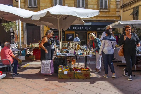 Nice Frankrijk Oktober 2019 Verkopers Kopers Buurt Van Traditionele Vlooienmarkten — Stockfoto