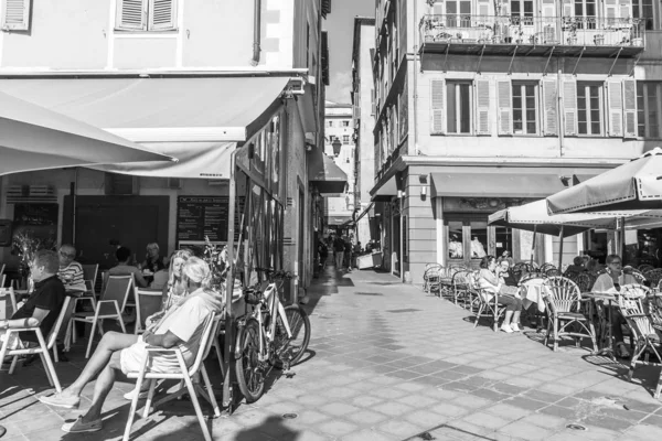 Nice França Outubro 2019 Mesas Café Rua Tradicional Uma Rua — Fotografia de Stock