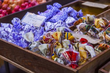 Güzel, Fransa, 10 Ekim 2019. Mağaza vitrininde Provence 'dan hakiki hediyelik eşya ticareti.