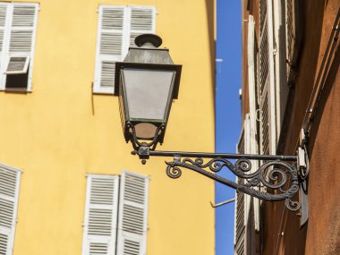 Güzel, Fransa, 14 Ekim 2019. Geleneksel mimarinin ortasında güzel bir sokak feneri