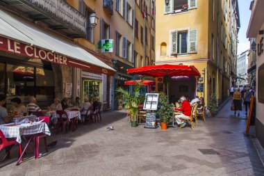 Güzel, Fransa, 8 Ekim 2019. Eski kasabadaki güzel resimli cadde. Provence bölgesinin tipik mimari topluluğu..