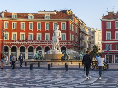 Güzel, Fransa, 9 Ekim 2019. Şehrin merkez meydanı Place Massena 'nın mimari topluluğunun bir parçası. Fontaine du Soleil ve Apollo 'nun heykeli.