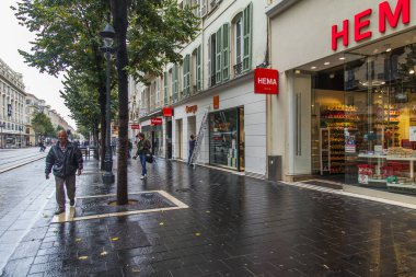 Güzel, Fransa, 10 Ekim 2019. Şehrin merkez caddesi ve ana ulaşım yollarından biri yağmurlu havada Jean Medecin Bulvarı 'dır.