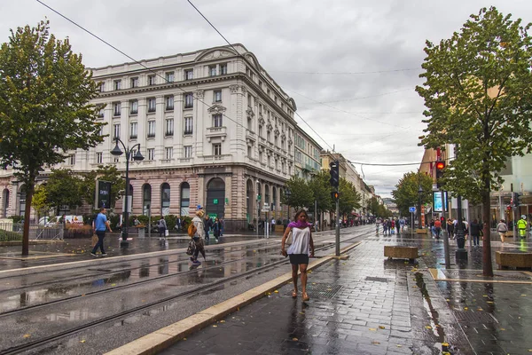 2019年10月10日 该市的中心街道和主要的交通要道之一是雨天的Jean Medecin大道 — 图库照片