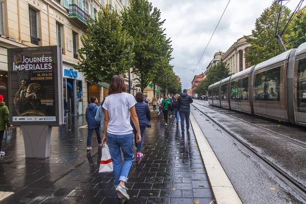 2019年10月10日 该市的中心街道和主要的交通要道之一是雨天的Jean Medecin大道 — 图库照片