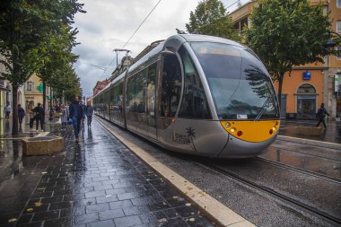 Güzel, Fransa, 10 Ekim 2019. Şehrin merkez caddesi ve ana ulaşım yollarından biri yağmurlu havada Jean Medecin Bulvarı 'dır.