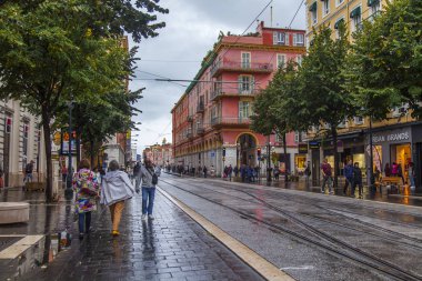 Güzel, Fransa, 10 Ekim 2019. Şehrin merkez caddesi ve ana ulaşım yollarından biri yağmurlu havada Jean Medecin Bulvarı 'dır.