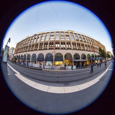 Güzel, Fransa, 10 Ekim 2019. Şehrin merkez caddesi ve ana ulaşım yollarından biri de Jean Medecin Bulvarı. Fisheye görünümü. 