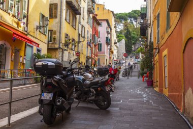 Güzel, Fransa, 8 Ekim 2019. Tepenin yamacındaki eski kasabada resim gibi dar bir cadde.