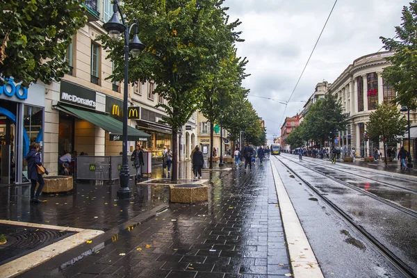 ニース フランス 10月10 2019 市内中心部の通りと主要交通機関の高速道路の1つは雨の日にジャン メデキン通りである — ストック写真