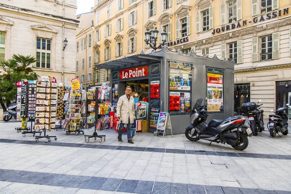 Nice Francja Października 2019 Kiosk Sprzeda Prasy Wydawnictw Informacyjnych Malowniczym — Zdjęcie stockowe