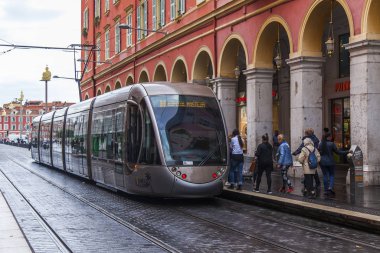 Güzel, Fransa, 8 Ekim 2019. Şehir manzarası. Modern tramvay şehrin merkez caddesinde ilerliyor - Jean Medecin Bulvarı