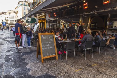 Güzel, Fransa, 8 Ekim 2019. Resimli bir sokakta geleneksel bir sokak kafesinin masaları.