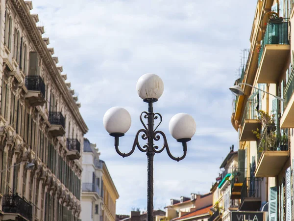 Nicea Francja Października 2019 Piękna Latarnia Uliczna Pośród Tradycyjnej Architektury — Zdjęcie stockowe