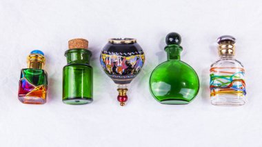 Masadaki klasik cam şişeler.