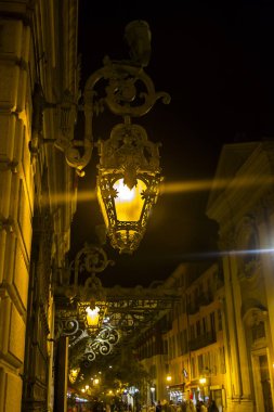 Güzel, Fransa, 8 Ekim 2019. Akşam ışıklarıyla şehir opera binasının ön cephesi. Mimari Parça