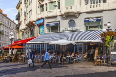 Güzel, Fransa, 8 Ekim 2019. Resimli bir sokakta geleneksel bir sokak kafesinin masaları.