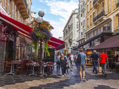 Güzel, Fransa, 8 Ekim 2019. Resimli bir sokakta geleneksel bir sokak kafesinin masaları.