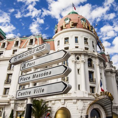 Güzel, Fransa, 10 Ekim 2019. Negresco tarihi otelinin arka planına karşı kentsel navigasyon unsurları: oklar çekim yönlerini gösterir