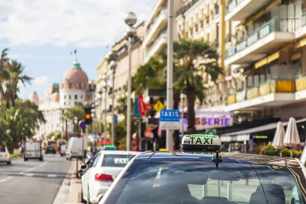 ニース フランス 10月8 2019 市街地の眺め プロムナード アングライス堤防を背景にしたタクシー 歴史的ホテルネグレスコ — ストック写真