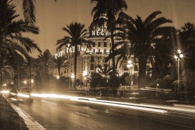 Güzel, Fransa, 9 Ekim 2019. Akşam ışıklarıyla ünlü Promenade des Anglais seti. Negresco 'daki tarihi otel.