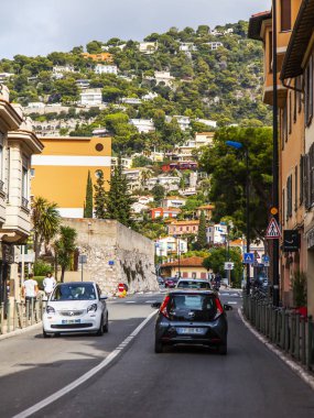 Villefranche-sur-Mer, Fransa, 10 Ekim 2019. Tipik şehir manzarası. Dağın eğimi uzaklıktan görülebilir.