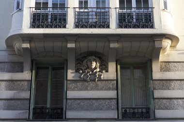 Güzel, Fransa, 10 Ekim 2019. Provence bölgesinin tipik mimarisi. Binanın ön cephesinin bir parçası. 