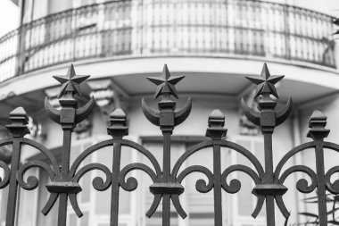 Güzel, Fransa, 10 Ekim 2019. Provence bölgesinin tipik mimarisi. Bir binanın dekoratif çitinin parçası.