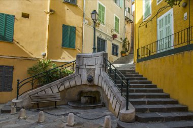 Villefranche-sur-Mer, Fransa, 10 Ekim 2019. Eski şehirde merdivenleri olan Picturesque caddesi