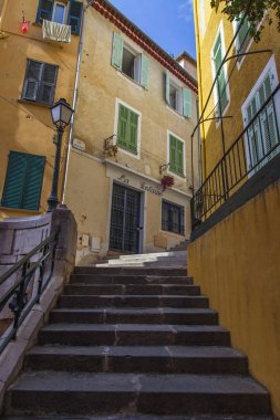 Villefranche-sur-Mer, Fransa, 10 Ekim 2019. Eski şehirde merdivenleri olan Picturesque caddesi