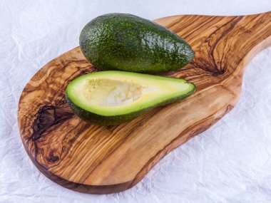 Mutfak masasında taze avokado.