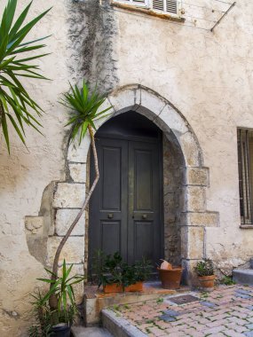 Villefranche-sur-Mer, Fransa, 10 Ekim 2019. Provence 'ın tipik mimarisi. Eski şehirdeki binanın ön cephesinin bir parçası. Ön kapının geleneksel tasarımı.