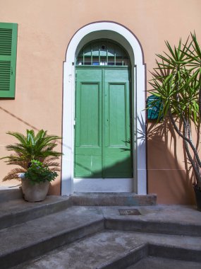 Villefranche-sur-Mer, Fransa, 10 Ekim 2019. Provence 'ın tipik mimarisi. Eski şehirdeki binanın ön cephesinin bir parçası. Ön kapının geleneksel tasarımı.