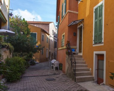 Villefranche-sur-Mer, Fransa, 10 Ekim 2019. Tipik şehir manzarası. Eski kasabada resim gibi dar bir cadde.