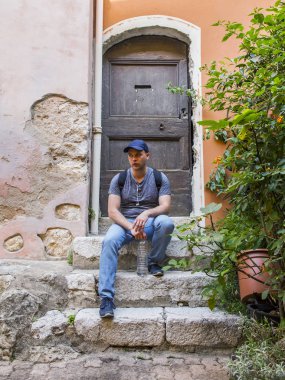 Villefranche-sur-Mer, Fransa, 10 Ekim 2019. Provence 'ın tipik mimarisi. Eski şehirdeki binanın ön cephesinin bir parçası. Ön kapının geleneksel tasarımı.