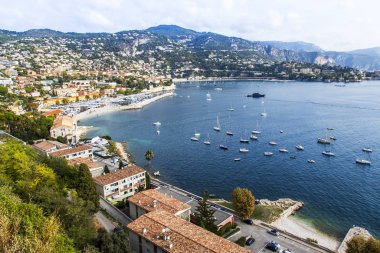 Villefranche-sur-Mer, Fransa, 10 Ekim 2019. Sahildeki körfez ve şehir binalarının manzarası