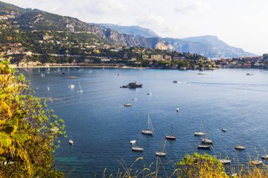 Villefranche-sur-Mer, Fransa, 10 Ekim 2019. Sahildeki körfez ve şehir binalarının manzarası