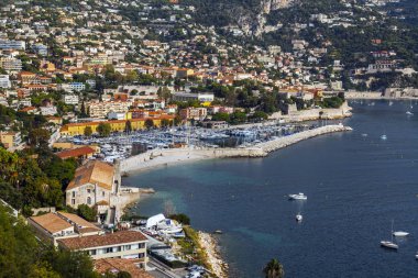 Villefranche-sur-Mer, Fransa, 10 Ekim 2019. Sahildeki körfez ve şehir binalarının manzarası