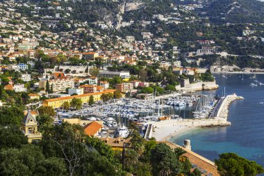 Villefranche-sur-Mer, Fransa, 10 Ekim 2019. Sahildeki körfez ve şehir binalarının manzarası