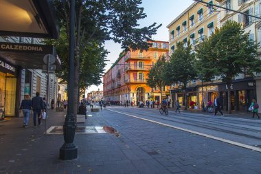 Güzel, Fransa, 10 Ekim 2019. Şehrin merkez caddesi ve ana ulaşım yollarından biri de Jean Medecin Bulvarı. Parça ufuk çizgisi