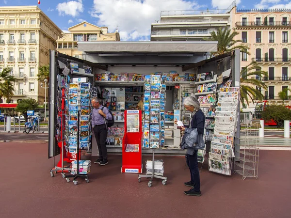 Nice Francja Października 2019 Kiosk Prasowy Informacyjny Nabrzeżu Promenade Des — Zdjęcie stockowe