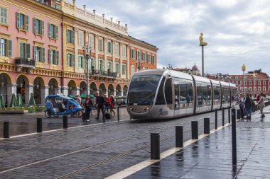 Güzel, Fransa, 8 Ekim 2019. Şehir manzarası. Modern tramvay şehrin merkez caddesinde ilerliyor - Jean Medecin Bulvarı