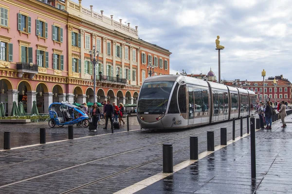 法国尼斯 2019年10月8日 城市景观 现代有轨电车沿着市中心的街道行驶 梅迪金大道 — 图库照片