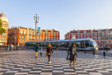 Güzel, Fransa, 9 Ekim 2019. Şehrin merkez meydanı Place Massena 'nın mimari topluluğunun bir parçası. Modern tramvay sokaktan geçiyor.